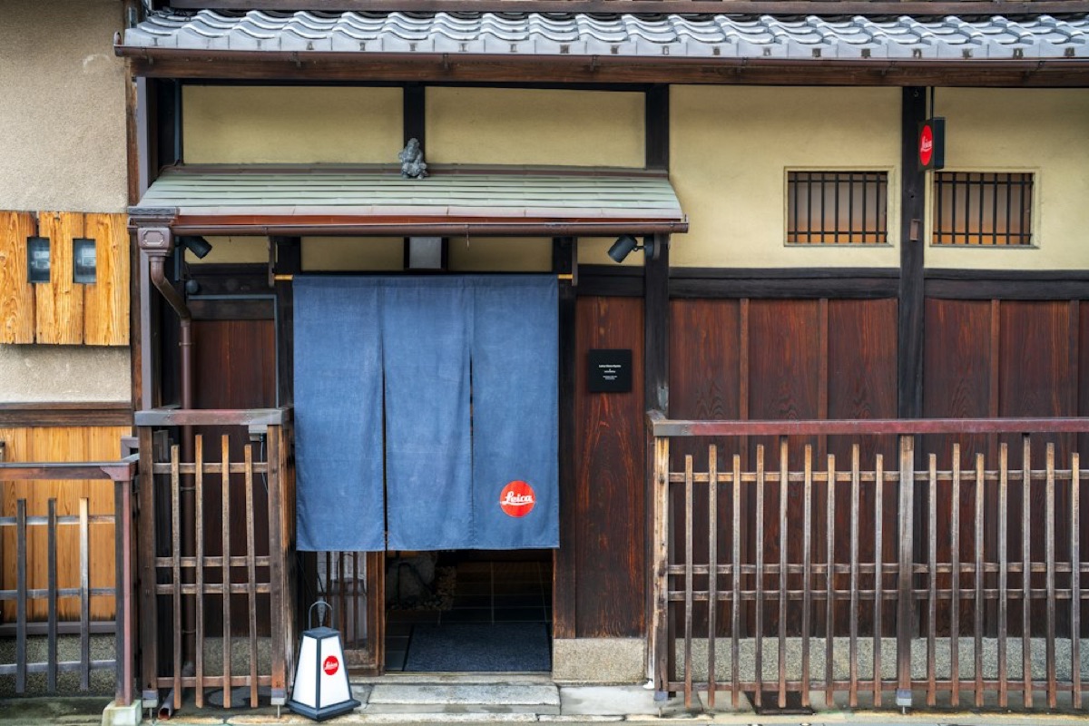のれんのかかった店の入口